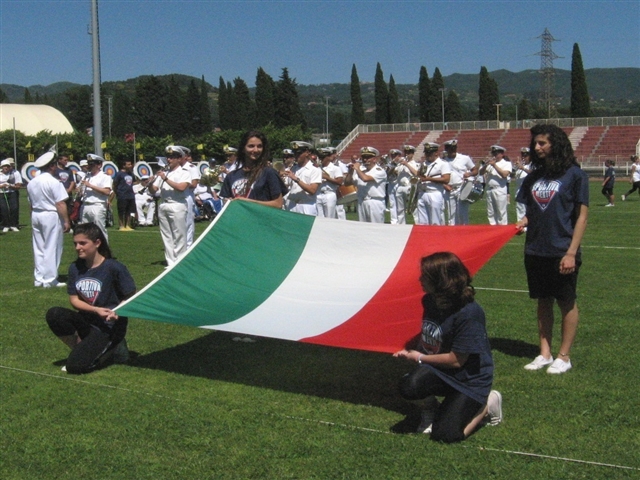 bella inquadratura della cerimonia di apertura del Campionato Italiano Targa Para Archery di Sarzana (SP) con il tricolore e la banda della Marina Militare.